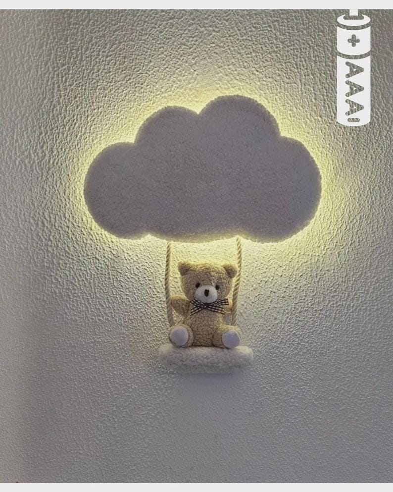 Zacht Wolken-Wandlicht Bundel – LED Wolk-Lampjes + Teddy aan Schommel – Handmade Babykamer Decoratie & Babyshower Cadeau