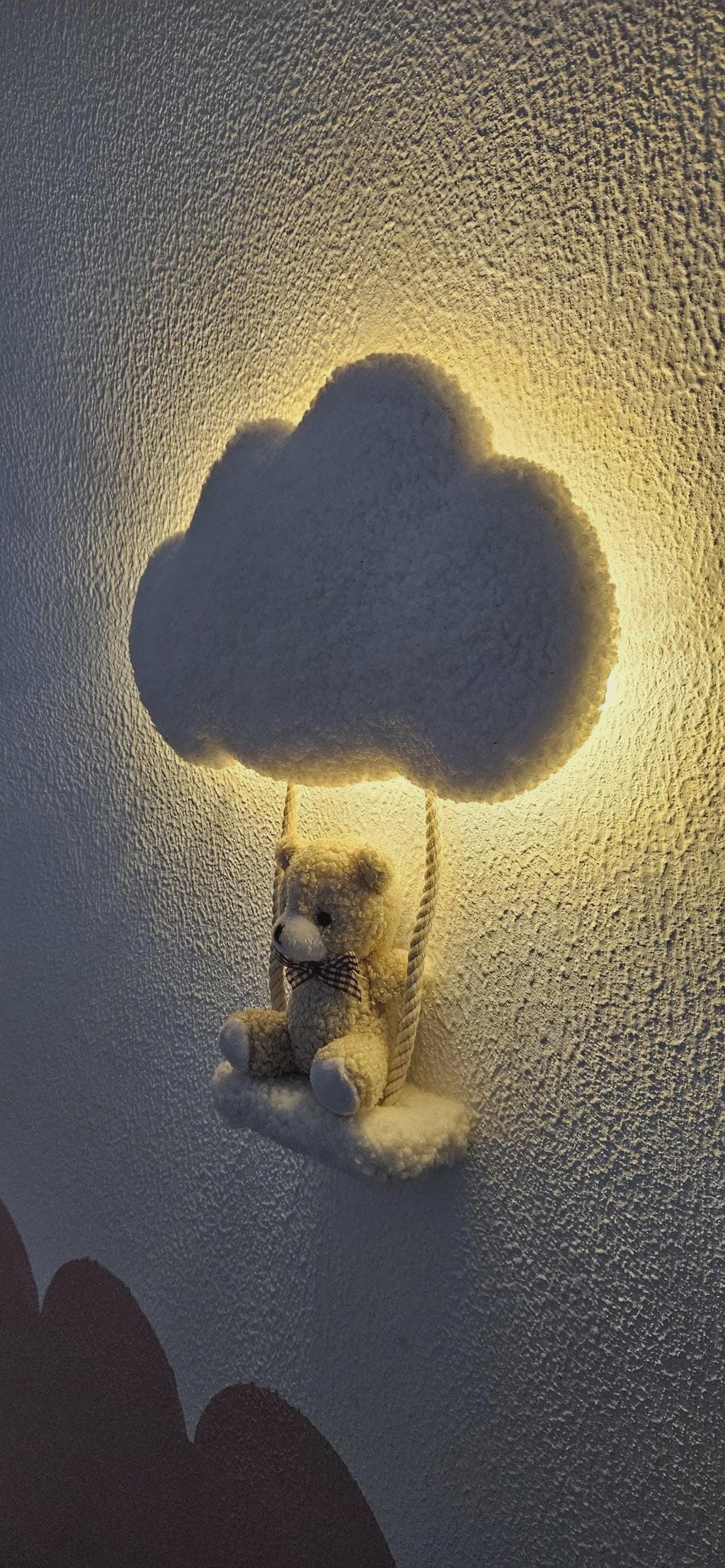 Medium Wolkenlamp met Beertje op Schommel – LED Nachtlampje op Batterij