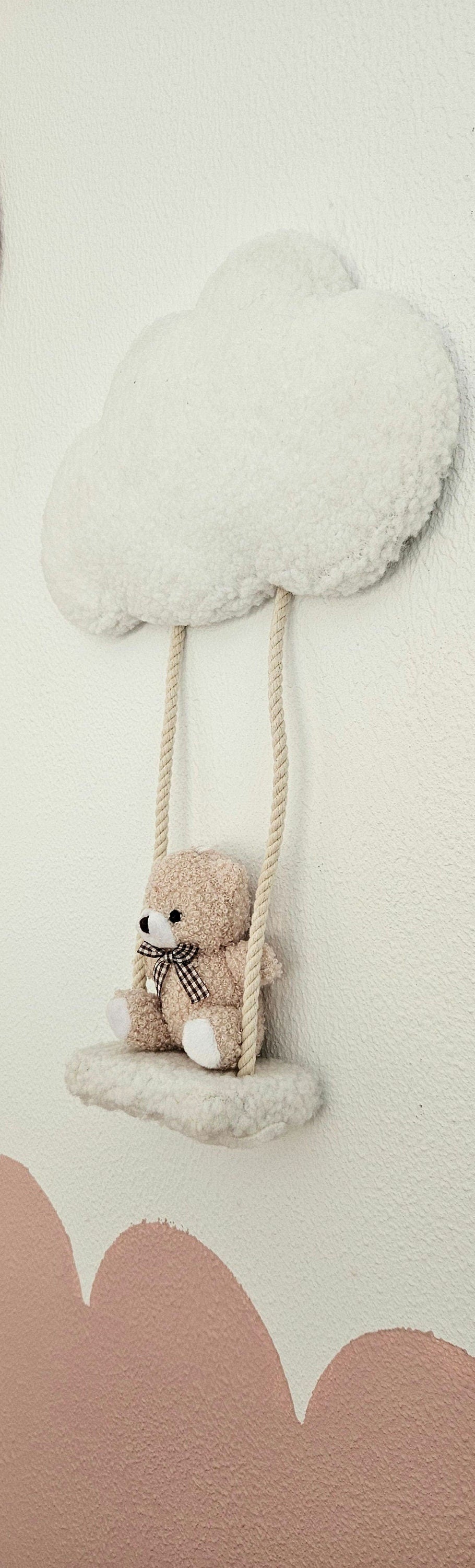 Medium wolk met beertje op schommel wanddecoratie gebroken wit/okergeel babykamer, boucle wanddecoratie, kinderkamer, babyroom, clouds wolk