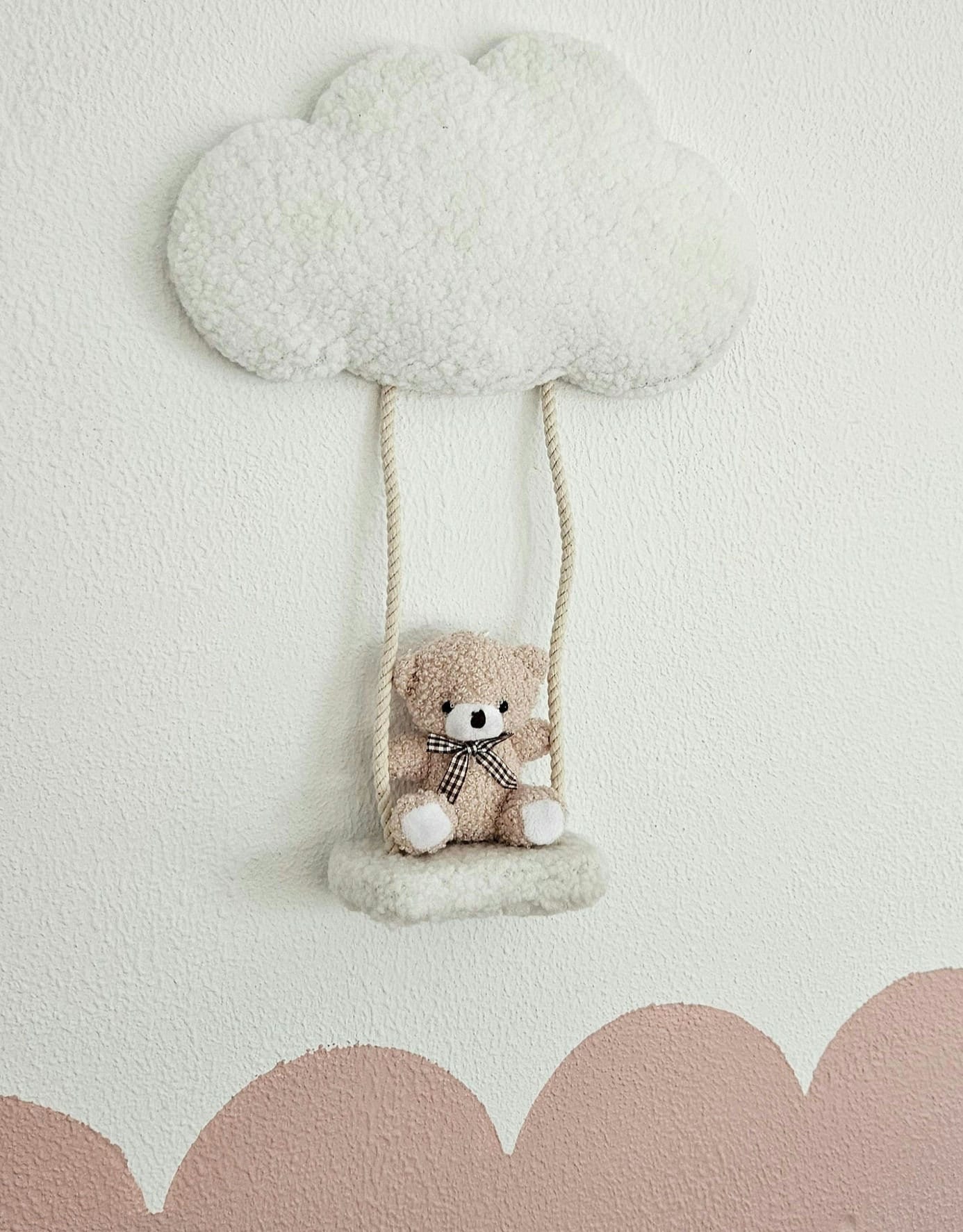 Medium wolk met beertje op schommel wanddecoratie gebroken wit/okergeel babykamer, boucle wanddecoratie, kinderkamer, babyroom, clouds wolk