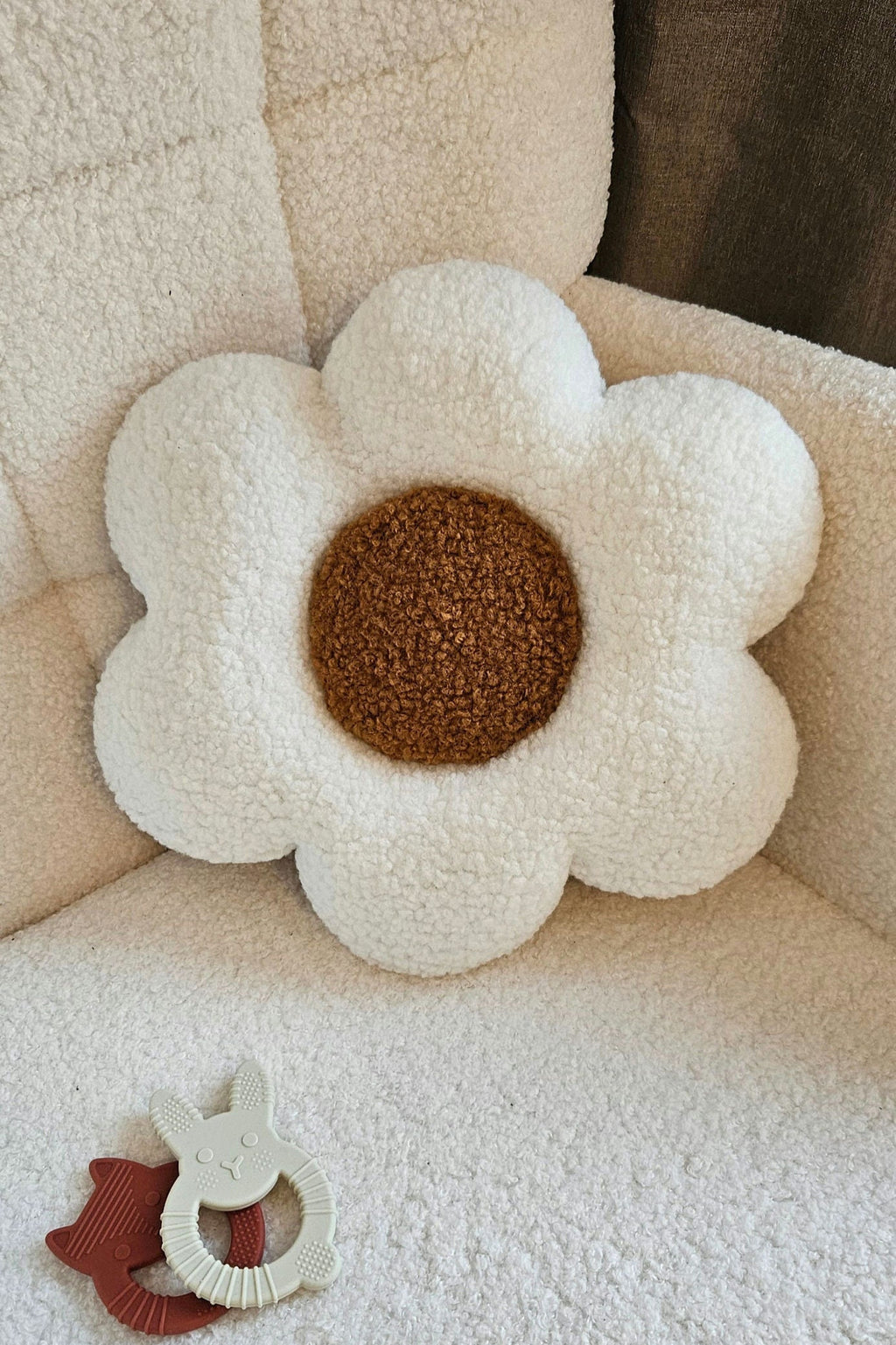 Bloem madeliefje wanddecoratie gebroken wit/okergeel babykamer, boucle wanddecoratie, kinderkamer, babyroom, clouds,flower